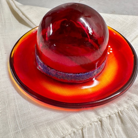 FENTON, HAND-PAINTED RED GLASS HAT WITH A PURPLE FEATHER & BOW. - Picture 11 of 15